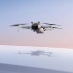 Drone DJI Mini 3 con kit de control remoto de pantalla DJI RC Paquete de drone con cámara, con SD de 128 GB, lector de tarjetas USB 3.0, plataforma de aterrizaje, mochila, luces estroboscópicas y más - imagen 3